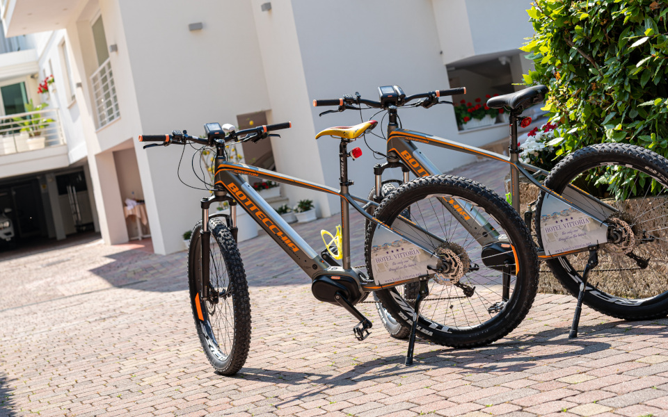 Le bici elettriche all'hotel Vittoria a Lignano