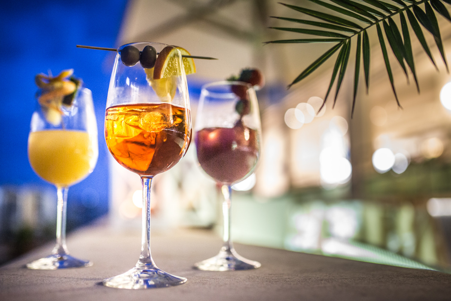 Cocktail colorati nel bar dell'hotel 4 stelle fronte mare a Lignano