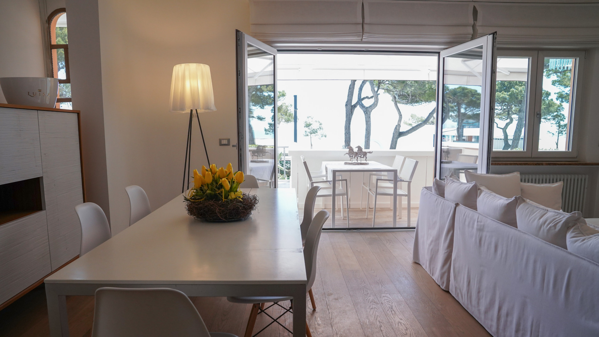 Cucina e salotto dell'appartamento Vittoria vista mare a Lignano