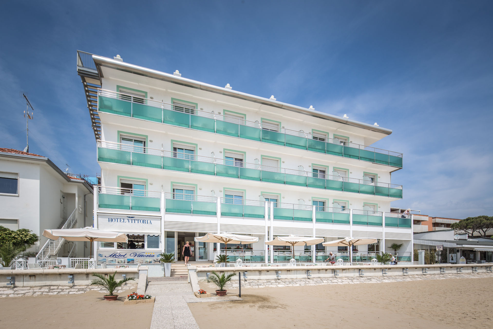 Hotel Vittoria visto dalla spiaggia di Lignano