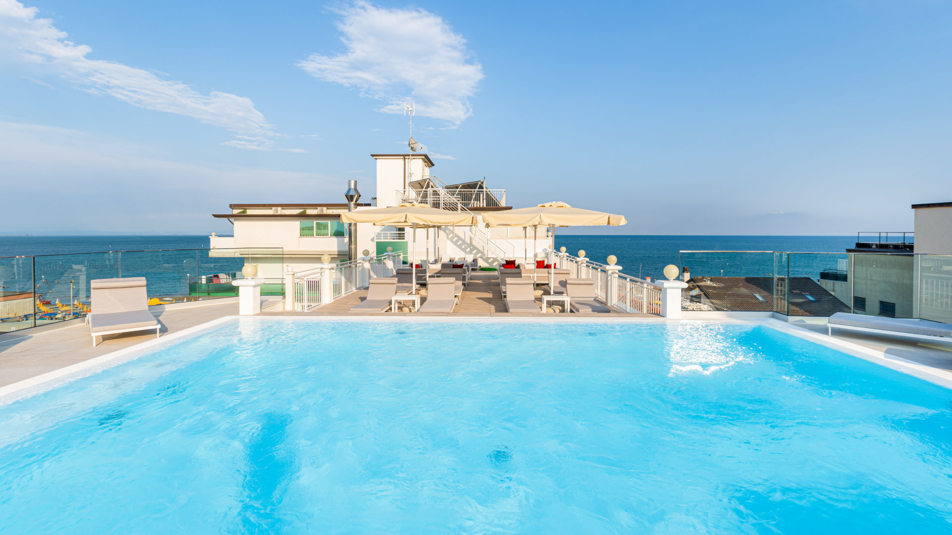 La piscina panoramica dell'hotel Vittoria a Lignano