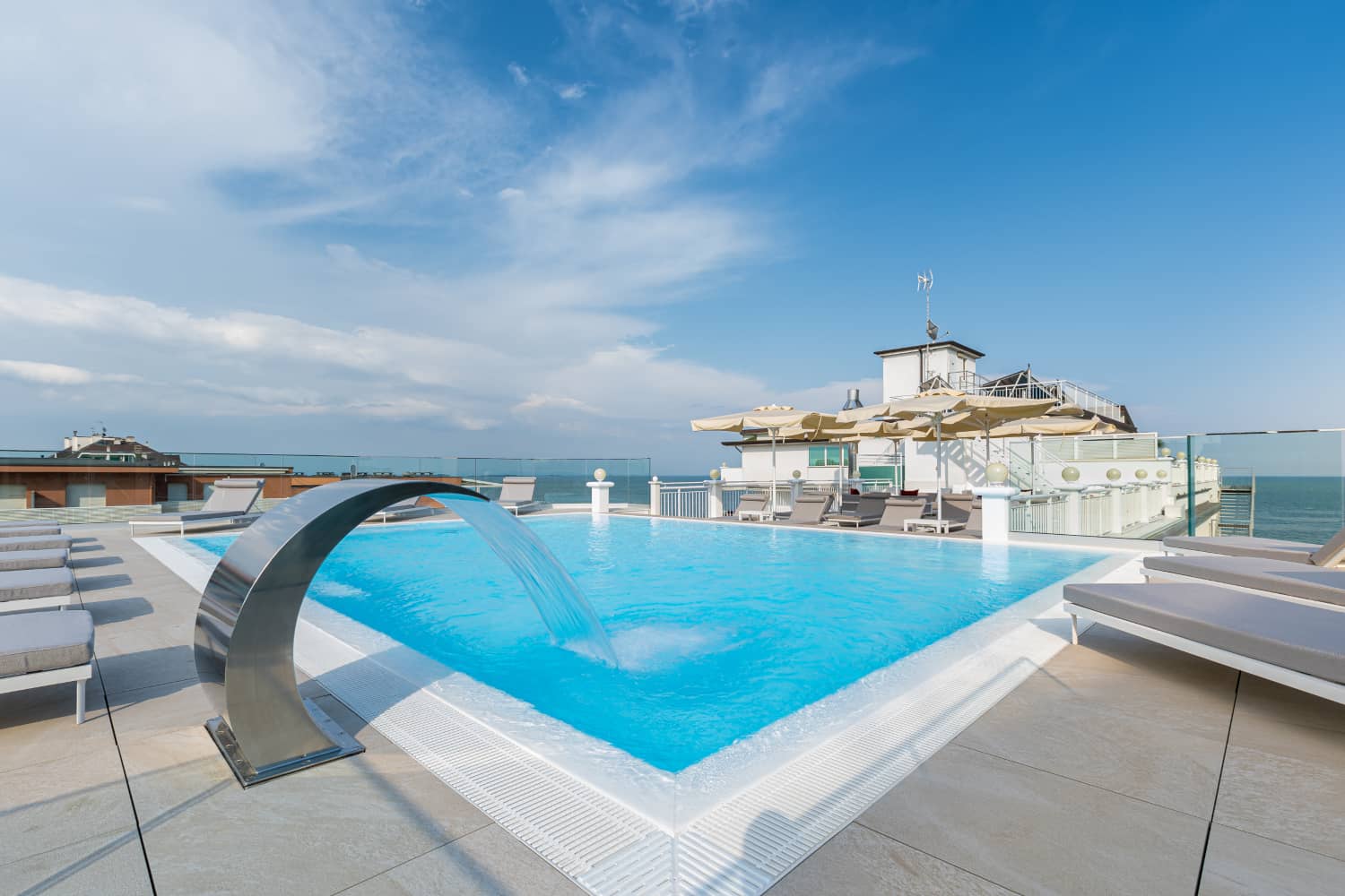 La piscina rooftop dell'hotel Vittoria